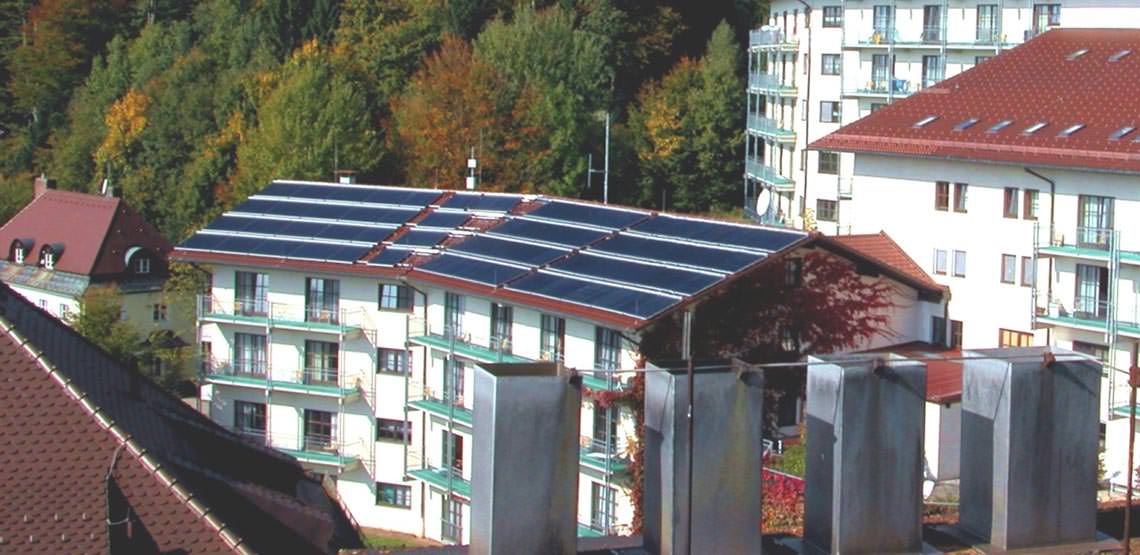 Wärmenetz mit Solar: Asklepios Klinik Schaufling