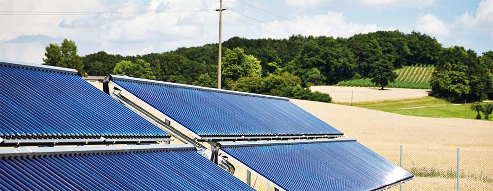 Solarkollektoren ernten Sonnenenergie für Nahwärmenetze