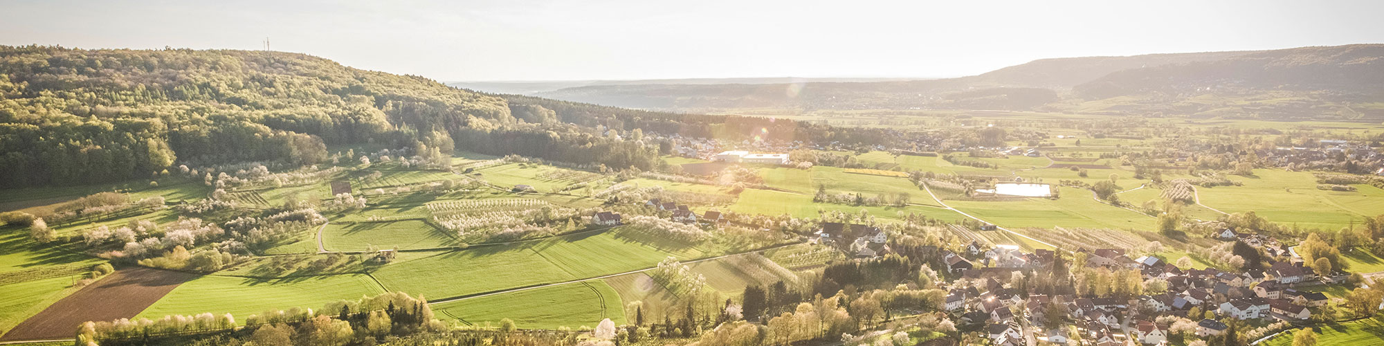 Sonnige Landschaft mit Dörfern