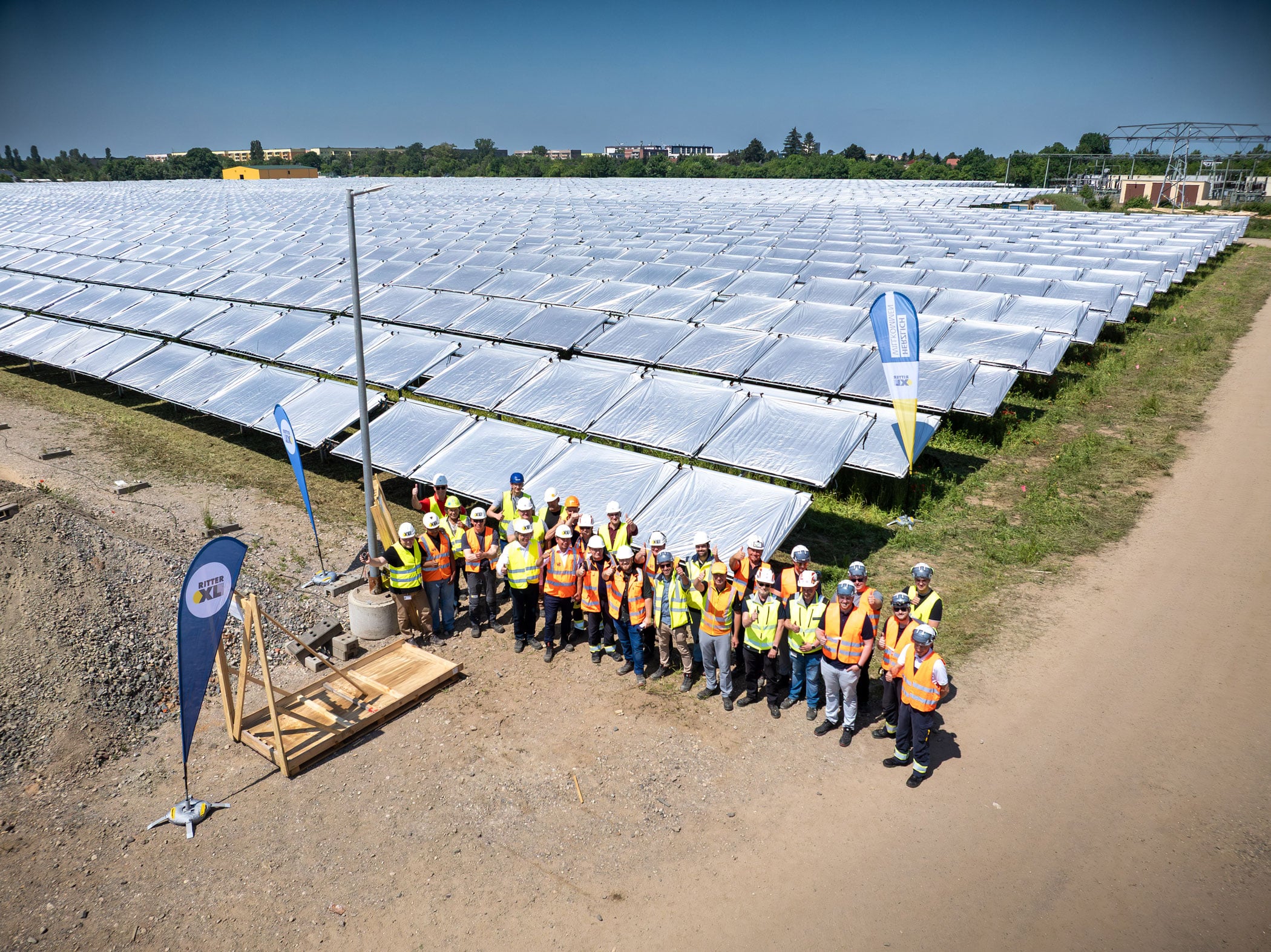 Featured image for “Finaler Kollektor montiert! Größte Solarthermieanlage Deutschlands geht in Leipzig auf die Zielgerade”