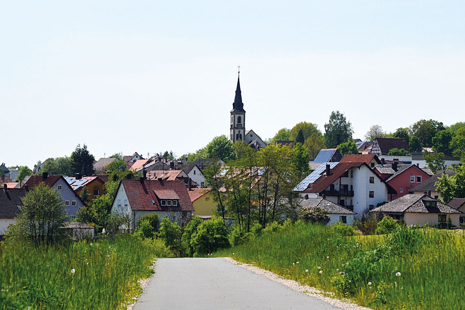 ländliche Gemeinde mit grünen Wiesen und Häusern